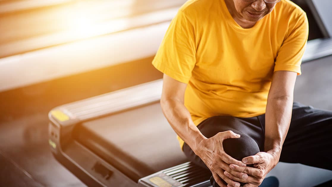 Person with knee pain — free pain screening quiz at Health Pointe Jacksonville