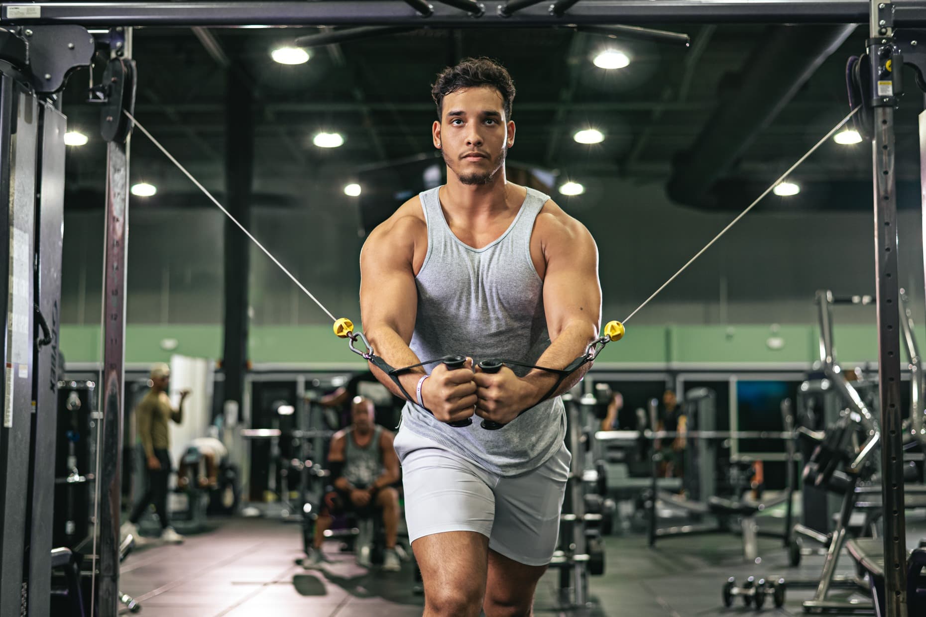 Man strength training at the gym — supporting testosterone, circulation, and reproductive vitality