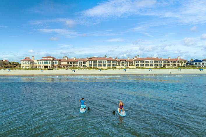 Paddleboarders on the water in Ponte Vedra Beach, FL near Health Pointe Jacksonville acupuncture clinic